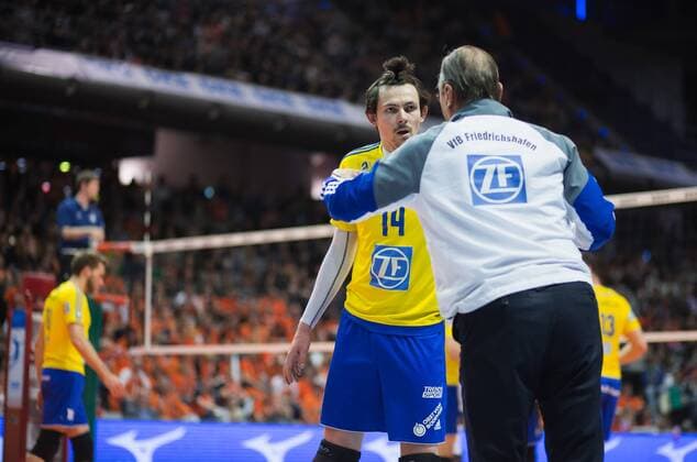 Berlin, Deutschland, 24.04.2016: Volleyball Bundesliga Saison 2015 2016 Play-Off Finale Spiel 1 - Berlin Recycling Volleys - VfB Friedrichshafen. Stelian Moculescu (VfB Friedrichshafen) und Baptiste Geiler (VfB Friedrichshafen 14)