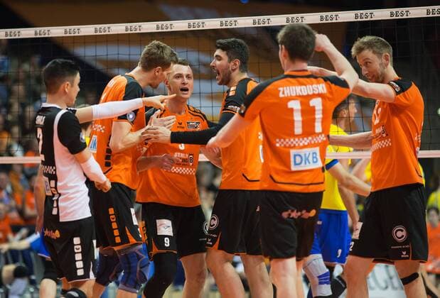 Berlin, Deutschland, 24.04.2016: Volleyball Bundesliga Saison 2015 2016 Play-Off Finale Spiel 1 - Berlin Recycling Volleys - VfB Friedrichshafen. Jubel Berlin v.li. Erik Shoji (BR Volleys 2), 3 , Paul Lotman (BR Volleys 9), Nicolas Le Goff (BR Volleys 7), Tsimafei Zhukouski (BR Volleys 11), Paul Carroll (BR Volleys 12)