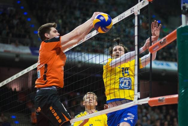 Berlin, Deutschland, 24.04.2016: Volleyball Bundesliga Saison 2015 2016 Play-Off Finale Spiel 1 - Berlin Recycling Volleys - VfB Friedrichshafen. Baptiste Geiler (VfB Friedrichshafen 14) gegen den Block aus Tsimafei Zhukouski (BR Volleys 11)