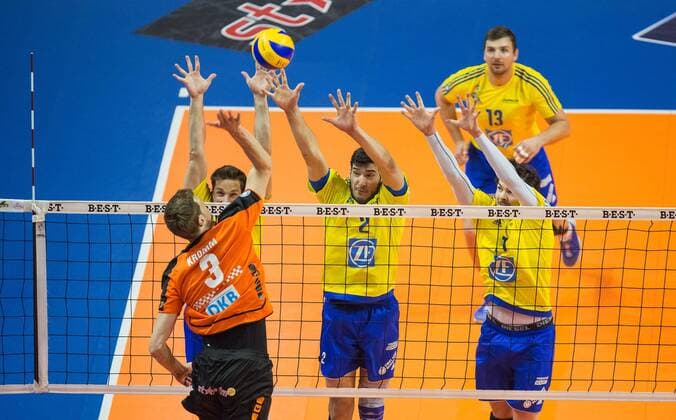 Berlin, Deutschland, 24.04.2016: Volleyball Bundesliga Saison 2015 2016 Play-Off Finale Spiel 1 - Berlin Recycling Volleys - VfB Friedrichshafen. Robert Kromm (BR Volleys 3) gegen den Block aus Alexey Nalobin (VfB Friedrichshafen 5), Maximiliano Gauna (VfB Friedrichshafen 2), Baptiste Geiler (VfB Friedrichshafen 14)