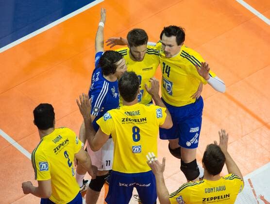 Berlin, Deutschland, 24.04.2016: Volleyball Bundesliga Saison 2015 2016 Play-Off Finale Spiel 1 - Berlin Recycling Volleys - VfB Friedrichshafen. Maximiliano Gauna (VfB Friedrichshafen 2), Luke Perry (VfB Friedrichshafen 11), Björn Bjoern Andrae (VfB Friedrichshafen 8), Simon Tischer (VfB Friedrichshafen 10), Simon Tischer (VfB Friedrichshafen 10)