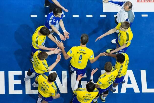 Berlin, Deutschland, 24.04.2016: Volleyball Bundesliga Saison 2015 2016 Play-Off Finale Spiel 1 - Berlin Recycling Volleys - VfB Friedrichshafen. Björn Bjoern Andrae (VfB Friedrichshafen 8)