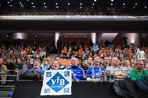 Berlin, Deutschland, 24.04.2016: Volleyball Bundesliga Saison 2015 2016 Play-Off Finale Spiel 1 - Berlin Recycling Volleys - VfB Friedrichshafen. Fans von Friedrichshafen