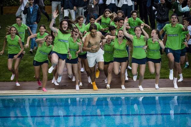Tennis, ATP-Turnier in Barcelona,Rafael Nadal springt nach Sieg mit Balljungen und - mädchen in den Swimming Pool April 24, 2016 - Barcelona, Catalonia, Spain - RAFAEL NADAL of Spain jumps into the club s swimming pool with the ball boy and girls after winning the final of the Barcelona Open Banc Sabadell 2016 against Kei Nishikori of Japon Rafael Nadal won 6:4, 7:5 Rafael Nadal Wins Barcelona Open 2016 - ZUMAo105