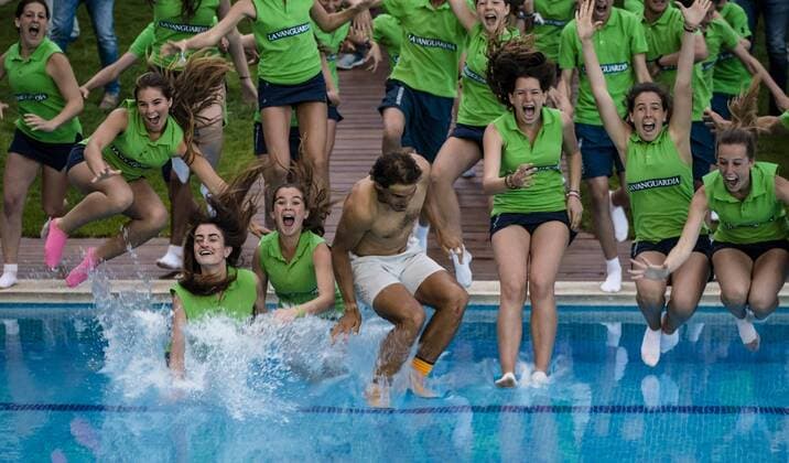 Tennis, ATP-Turnier in Barcelona,Rafael Nadal springt nach Sieg mit Balljungen und - mädchen in den Swimming Pool April 24, 2016 - Barcelona, Catalonia, Spain - RAFAEL NADAL of Spain jumps into the club s swimming pool with the ball boy and girls after winning the final of the Barcelona Open Banc Sabadell 2016 against Kei Nishikori of Japon Rafael Nadal won 6:4, 7:5 Rafael Nadal Wins Barcelona Open 2016 - ZUMAo105
