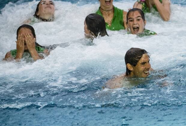 Bilder des Tages - SPORT Tennis, ATP-Turnier in Barcelona,Rafael Nadal springt nach Sieg mit Balljungen und - mädchen in den Swimming Pool April 24, 2016 - Barcelona, Catalonia, Spain - RAFAEL NADAL of Spain jumps into the club s swimming pool with the ball boy and girls after winning the final of the Barcelona Open Banc Sabadell 2016 against Kei Nishikori of Japon Rafael Nadal won 6:4, 7:5 Rafael Nadal Wins Barcelona Open 2016 - ZUMAo105