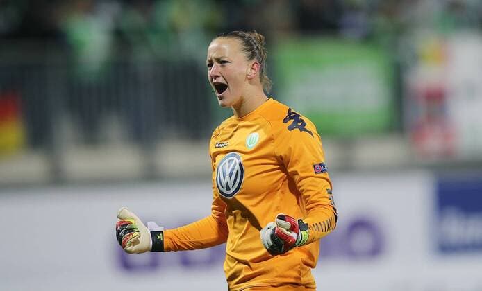 Almuth Schult (VfL Wolfsburg) schreit ihre Freude über den Sieg laut hinaus