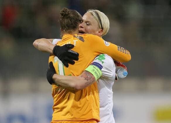 Almuth Schult (VfL Wolfsburg) und Nilla Fischer (VfL Wolfsburg) freuen sich über den Sieg
