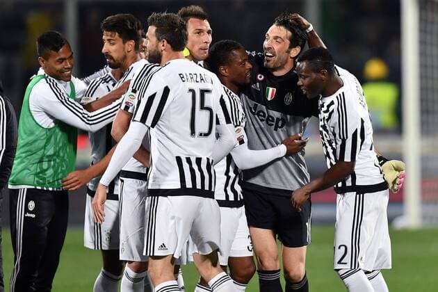 Mg Firenzw 24 04 2016 - campionato di calcio serie A Fiorentina ACF (AC Florenz) vs Juventus Turin: Schlussjubel Gianluigi Buffon 