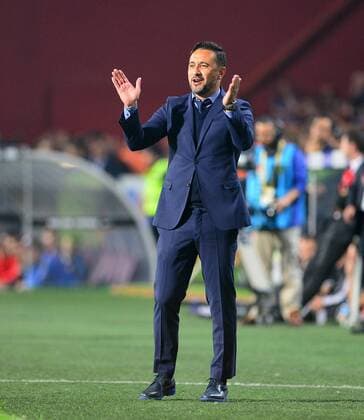 Turkey superlig match between Trabzonspor and Fenerbahce at Avni ker Stadium in Trabzon , Turkey , on April 24 , 2016. The score of 88 minutes : Tranzonspor 0 - Fenerbahce 4 Pictured: Coach Vitor Pereira of Fenerbahce. 