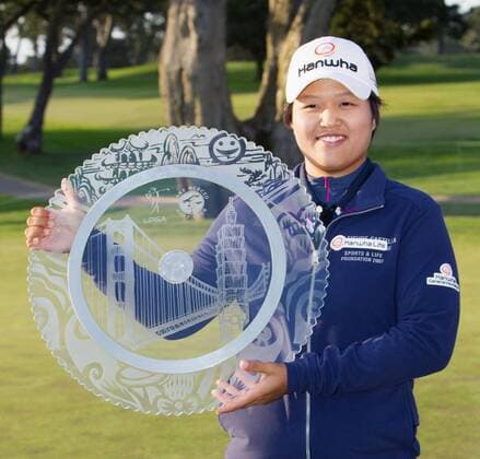 Golf: Nomura earns 2nd career U.S. LPGA Golf Damen victory Japan s Harukyo Nomura holds the winner s plate after picking up her second career win on the U.S. LPGA Tour at the Swinging Skirts Classic at the Lake Merced Golf Club in Daly City, California, on April 24, 2016. 