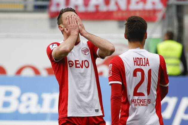 Offenbach Enttaeuschter Markus Mueller (Kickers Offenbach, 31) MÂ¸ller nach seiner vergebenen Grosschance. Im Vordergrund Dren Hodja (Kickers Offenbach, 21) Copyright: Roskaritzx Eibner-Pressefoto EP_rrz
