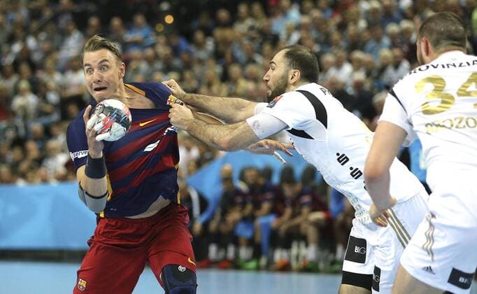 Foto : Filip Jicha gegen Joan Canellas ( rechts , Kiel ) Handball Herren am 24.04.2016 Champions - League THW Kiel - CF Barcelona 29 - 24