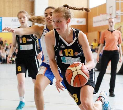 Leonie Fiebich (am Ball) (Jahn München) Basketball Frauen WNBL Top4 U17 U 17 Juniorinnen Jahn München - Rhöndorf 24.04.2016