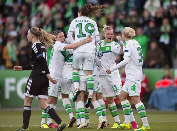 Jubel nach dem Tor zum 1-0: Die Mitspielerinnen feiern die Torschuetzin Isabel KERSCHOWSKI (verdeckt alleVfL). Fussball Frauen international: UEFA Championsleague Saison 2015 2016, Halbfinale Hinspiel: VfL Wolfsburg - 1.FFC Frankfurt im AOK Stadion in Wolfsburg, Deutschland am 24.04.2016,