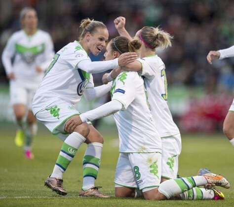 Jubel nach dem Tor zum 3-0: Isabel KERSCHOWSKI, Torschuetzin Babett PETER und Alexandra POPP (vl alleVfL) feiern den Treffer. Fussball Frauen international: UEFA Championsleague Saison 2015 2016, Halbfinale Hinspiel: VfL Wolfsburg - 1.FFC Frankfurt im AOK Stadion in Wolfsburg, Deutschland am 24.04.2016,