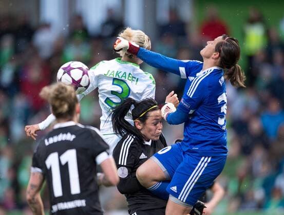 vl: Simone LAUDEHR (FFC), Zsanett JAKABFI (VfL), Peggy KUZNIK (FFC) und Torhueterin Anne-Kathrine KREMER (FFC) Fussball Frauen international: UEFA Championsleague Saison 2015 2016, Halbfinale Hinspiel: VfL Wolfsburg - 1.FFC Frankfurt im AOK Stadion in Wolfsburg, Deutschland am 24.04.2016,