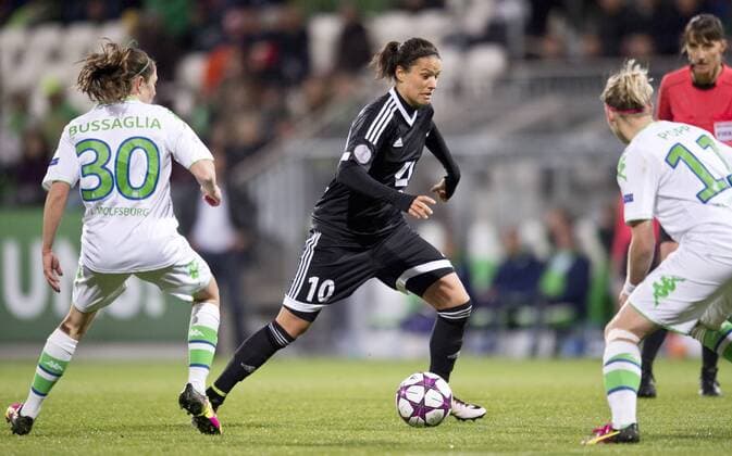 vl: Elise BUSSAGLIA (VfL), Dzsenifer MAROZSAN (FFC) und Alexandra POPP (VfL) Fussball Frauen international: UEFA Championsleague Saison 2015 2016, Halbfinale Hinspiel: VfL Wolfsburg - 1.FFC Frankfurt im AOK Stadion in Wolfsburg, Deutschland am 24.04.2016,