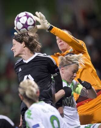 vl: Kerstin GAREFREKES (FFC), Nilla FISCHER (VfL) und Torhueterin Almuth SCHULT (VfL) Fussball Frauen international: UEFA Championsleague Saison 2015 2016, Halbfinale Hinspiel: VfL Wolfsburg - 1.FFC Frankfurt im AOK Stadion in Wolfsburg, Deutschland am 24.04.2016,