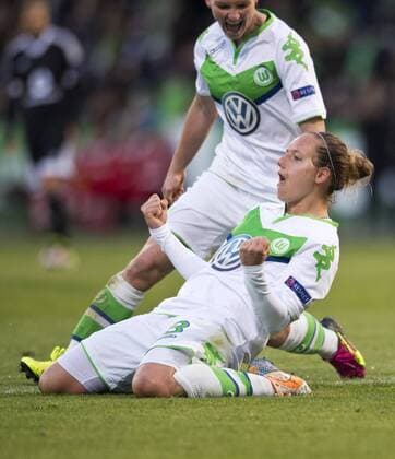 Jubel nach dem Tor zum 3-0: Torschuetzin Babett PETER (VfL) geht jubelnd auf die Knie. Fussball Frauen international: UEFA Championsleague Saison 2015 2016, Halbfinale Hinspiel: VfL Wolfsburg - 1.FFC Frankfurt im AOK Stadion in Wolfsburg, Deutschland am 24.04.2016,