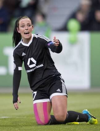 Peggy KUZNIK (FFC) kniet im Strafraum. Fussball Frauen international: UEFA Championsleague Saison 2015 2016, Halbfinale Hinspiel: VfL Wolfsburg - 1.FFC Frankfurt im AOK Stadion in Wolfsburg, Deutschland am 24.04.2016,