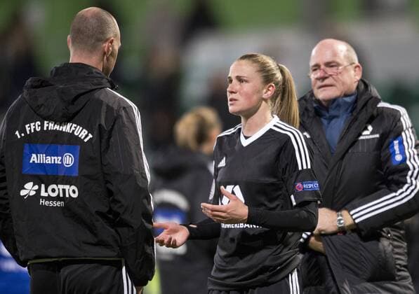 Nach dem Spielende: Ana-Maria CRNOGORCEVIC (FFC) blickt enttaeuscht zu Cheftrainer Matt ROSS (l FFC). r: Manager Siegfried DIETRICH (FFC) Fussball Frauen international: UEFA Championsleague Saison 2015 2016, Halbfinale Hinspiel: VfL Wolfsburg - 1.FFC Frankfurt im AOK Stadion in Wolfsburg, Deutschland am 24.04.2016,