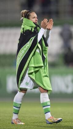Nach dem Spielende: Babett PETER (VfL) geht eingehuellt in eine Decke ueber das Spielfeld. Fussball Frauen international: UEFA Championsleague Saison 2015 2016, Halbfinale Hinspiel: VfL Wolfsburg - 1.FFC Frankfurt im AOK Stadion in Wolfsburg, Deutschland am 24.04.2016,