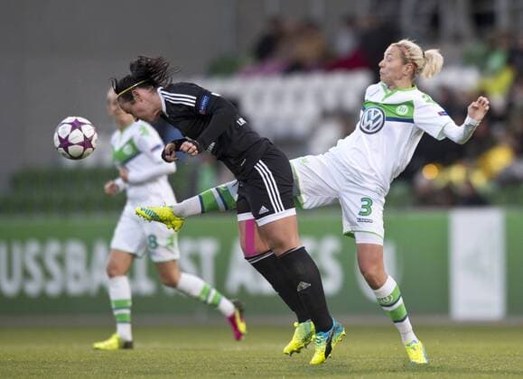 Zsanett JAKABFI (r VfL) streckt sich zum Ball gegen Peggy KUZNIK (FFC) Fussball Frauen international: UEFA Championsleague Saison 2015 2016, Halbfinale Hinspiel: VfL Wolfsburg - 1.FFC Frankfurt im AOK Stadion in Wolfsburg, Deutschland am 24.04.2016,