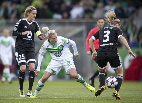 vl: Saskia BARTUSIAK (FFC), Zsanett JAKABFI (VfL) und Laura STOERZEL (FFC) Fussball Frauen international: UEFA Championsleague Saison 2015 2016, Halbfinale Hinspiel: VfL Wolfsburg - 1.FFC Frankfurt im AOK Stadion in Wolfsburg, Deutschland am 24.04.2016,