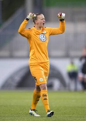 Nach dem Tor zum 3-0: Torhueterin Almuth SCHULT (VfL) jubelt. Fussball Frauen international: UEFA Championsleague Saison 2015 2016, Halbfinale Hinspiel: VfL Wolfsburg - 1.FFC Frankfurt im AOK Stadion in Wolfsburg, Deutschland am 24.04.2016,