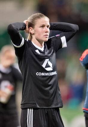 Nach dem Spielende: Ana-Maria CRNOGORCEVIC (FFC) steht enttaeuscht auf dem Platz. Fussball Frauen international: UEFA Championsleague Saison 2015 2016, Halbfinale Hinspiel: VfL Wolfsburg - 1.FFC Frankfurt im AOK Stadion in Wolfsburg, Deutschland am 24.04.2016,