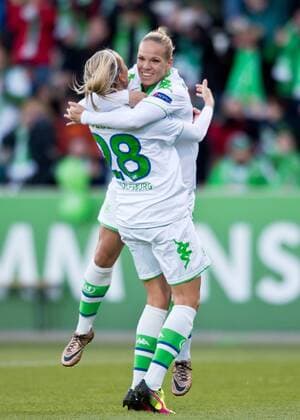 Jubel nach dem Tor zum 1-0: Torschuetzin Isabel KERSCHOWSKI (r) feiert den Treffer mit Lena GOESSLING (beideVfL) Fussball Frauen international: UEFA Championsleague Saison 2015 2016, Halbfinale Hinspiel: VfL Wolfsburg - 1.FFC Frankfurt im AOK Stadion in Wolfsburg, Deutschland am 24.04.2016,