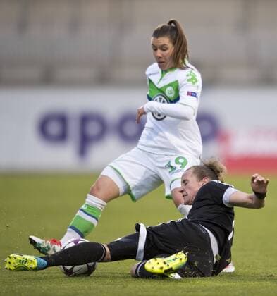 vl: Ramona BACHMANN (VfL), Simone LAUDEHR (FFC) Fussball Frauen international: UEFA Championsleague Saison 2015 2016, Halbfinale Hinspiel: VfL Wolfsburg - 1.FFC Frankfurt im AOK Stadion in Wolfsburg, Deutschland am 24.04.2016,