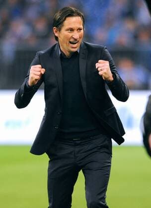 Fussball, Bundesliga, Deutschland, Herren, Saison 2015 2016, 31. Spieltag, VELTINS Arena Gelsenkirchen: FC Schalke 04, S04 (blau) - Bayer Leverkusen (rot) 2:3; Schlussjubel Trainer Roger Schmidt (Leverkusen). Jubel, Freude, Aktion, Einzelbild.