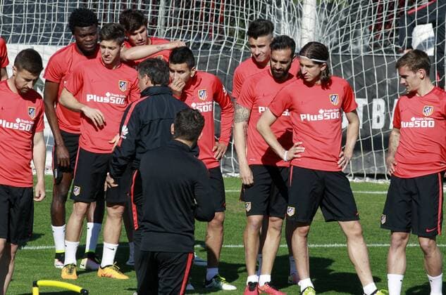 Atletico de Madrid players participate in a training session of the team at Wanda Sports City in Majadahonda, Madrid, Spain, 25 April 2016, prior to the Champions League first leg semifinal match before Bayern Munich that they will play next 28 April at Vicente Calderon stadium. ATLETICO DE MADRID TRAINING SESSION !ACHTUNG: NUR REDAKTIONELLE NUTZUNG!  ATL001 20160425-635972138726389407