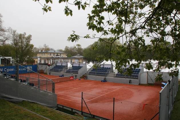 Tennis BMW Open 2016 München 26.04.2016 Iphitos- Clubhaus im Schneeeregen