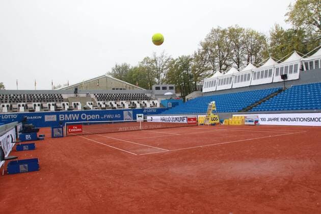 Tennis BMW Open 2016 München 26.04.2016 Ein Tennisball im Schneeregen auf dem leeren Centre Court