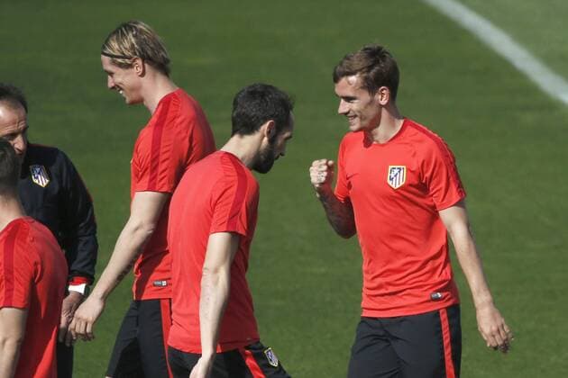 Atletico Madrid s French striker Antoine Griezmann (R) reacts during a training session held at the Cerro del Espino Sports Complex in Madrid, Spain, 26 April 2016. Atletico Madrid will face Bayer Munich in a semifinal first leg match of the UEFA Champions League the upcoming 27 April 2016. Atletico Madrid training !ACHTUNG: NUR REDAKTIONELLE NUTZUNG!  20160426-635972925334182830