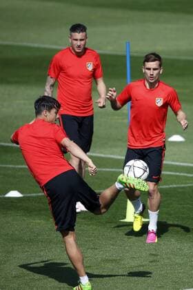 Atletico Madrid s players Oliver Torres (L), Jose Maria Gimenez (C) and Antoine Griezmann (R) in action during a training session held at the Cerro del Espino Sports Complex in Madrid, Spain, 26 April 2016. Atletico Madrid will face Bayer Munich in a semifinal first leg match of the UEFA Champions League the upcoming 27 April 2016. Atletico Madrid training !ACHTUNG: NUR REDAKTIONELLE NUTZUNG!  20160426-635972936976940830