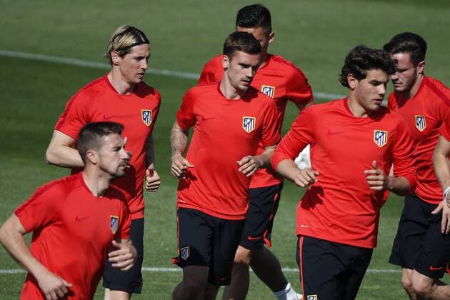 Atletico Madrid s players in action during a training session held at the Cerro del Espino Sports Complex in Madrid, Spain, 26 April 2016. Atletico Madrid will face Bayer Munich in a semifinal first leg match of the UEFA Champions League the upcoming 27 April 2016. Atletico Madrid training !ACHTUNG: NUR REDAKTIONELLE NUTZUNG!  20160426-635972938961214380