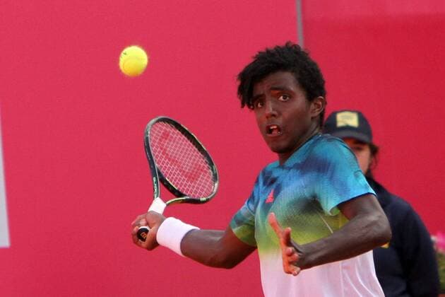 April 26, 2016 - Estoril, Portugal - Elias Ymer of Sweden returns a ball to Paolo Lorenzi of Italy during the Millennium Estoril Open ATP Tennis Herren 250 tennis tournament at the Clube de TÅ½nis do Estoril in Portugal on April 26, 2016. Millennium Estoril Open ATP 250 tennis tournament - Paolo Lorenzi (ITA) vs Elias Ymer (SWE) - ZUMAf123