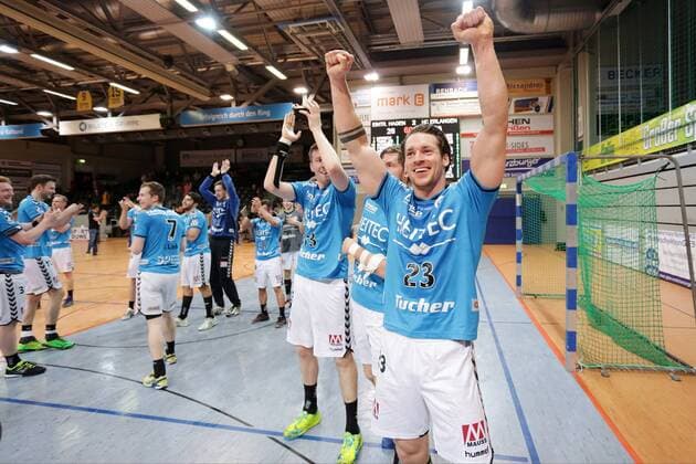 Hagen Aufstiegsjubel beim kompletten Team des HC Erlangen, hier Ole Rahmel ( 23, HC Erlangen), VfL Eintracht Hagen vs. HC Erlangen, Handball, 2. Handball Bundesliga, 26.04.2016, Copyright: Deutzmann Eibner-Pressefoto EP_CDN