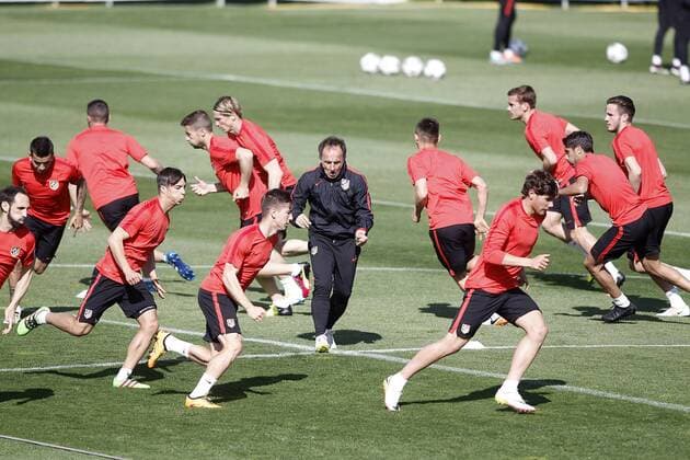 Atletico de Madrid s players with the trainer Oscar El Profe Ortega during training session. April 26,2016.  (2016042614)