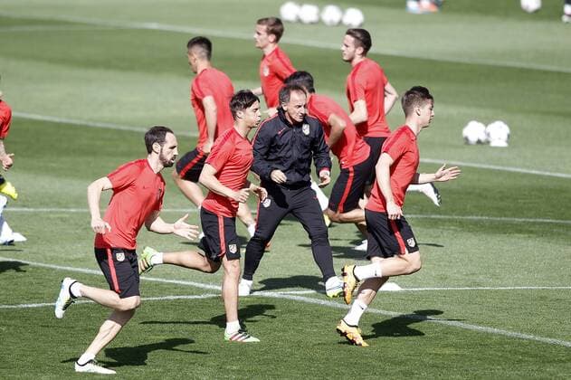 Atletico de Madrid s players with the trainer Oscar El Profe Ortega during training session. April 26,2016.  (2016042615)
