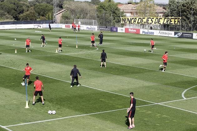 Atletico de Madrid s players during training session in presence of a fan s banner with the slogan Nuca dejes de creer - Never stop believing . April 26,2016.  (2016042609)