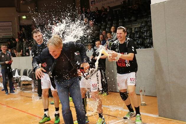 Hagen Aufstiegsjubel beim kompletten Team des HC Erlangen mit Bierdusche, VfL Eintracht Hagen vs. HC Erlangen, Handball, 2. Handball Bundesliga, 26.04.2016, Copyright: Deutzmann Eibner-Pressefoto EP_CDN
