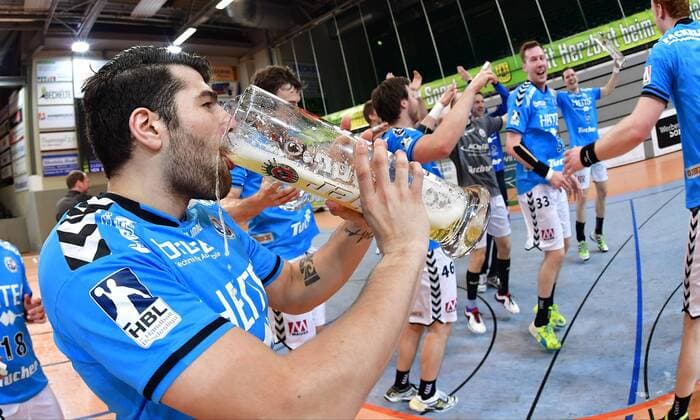 26.04.2016 - Handball - 2. Bundesliga HBL - Saison 2015 2016 - 36. Spieltag: VfL Eintracht Hagen - HC Erlangen HCE - - Jubel Freude - Aufstieg Aufsteiger - Kevin Herbst (11, HC Erlangen HCE )