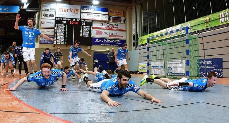 26.04.2016 - Handball - 2. Bundesliga HBL - Saison 2015 2016 - 36. Spieltag: VfL Eintracht Hagen - HC Erlangen HCE - - Jubel Freude - Aufstieg Aufsteiger - Oliver Heß Hess (17, HC Erlangen HCE ) Nicolai Theilinger (3, HC Erlangen HCE ) Tobias Rivesjö ( 26, HC Erlangen HCE ) Nikolai Link (33, HC Erlangen HCE ) - Diver