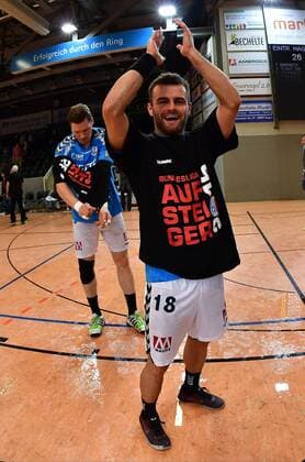 26.04.2016 - Handball - 2. Bundesliga HBL - Saison 2015 2016 - 36. Spieltag: VfL Eintracht Hagen - HC Erlangen HCE - - Jubel Freude - Aufstieg Aufsteiger - Denni Djozic (18, HC Erlangen HCE )