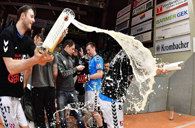 26.04.2016 - Handball - 2. Bundesliga HBL - Saison 2015 2016 - 36. Spieltag: VfL Eintracht Hagen - HC Erlangen HCE - - Jubel Freude - Aufstieg Aufsteiger - Bierdusche von Oliver Heß Hess (17, HC Erlangen HCE ) für Sebastian Preiß Preiss (8, HC Erlangen HCE )